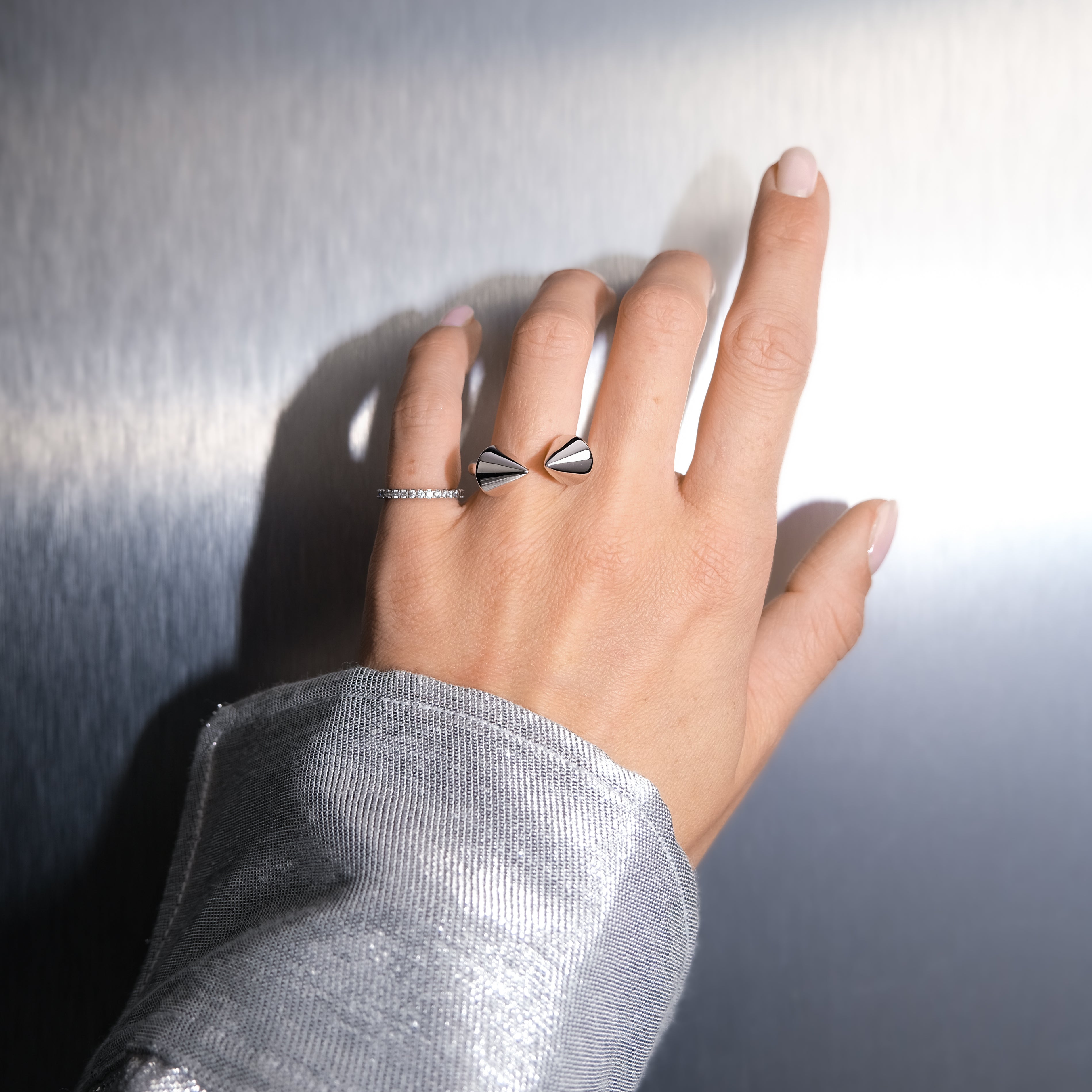 DOUBLE_SPIKE_RING_SILVER_HAND