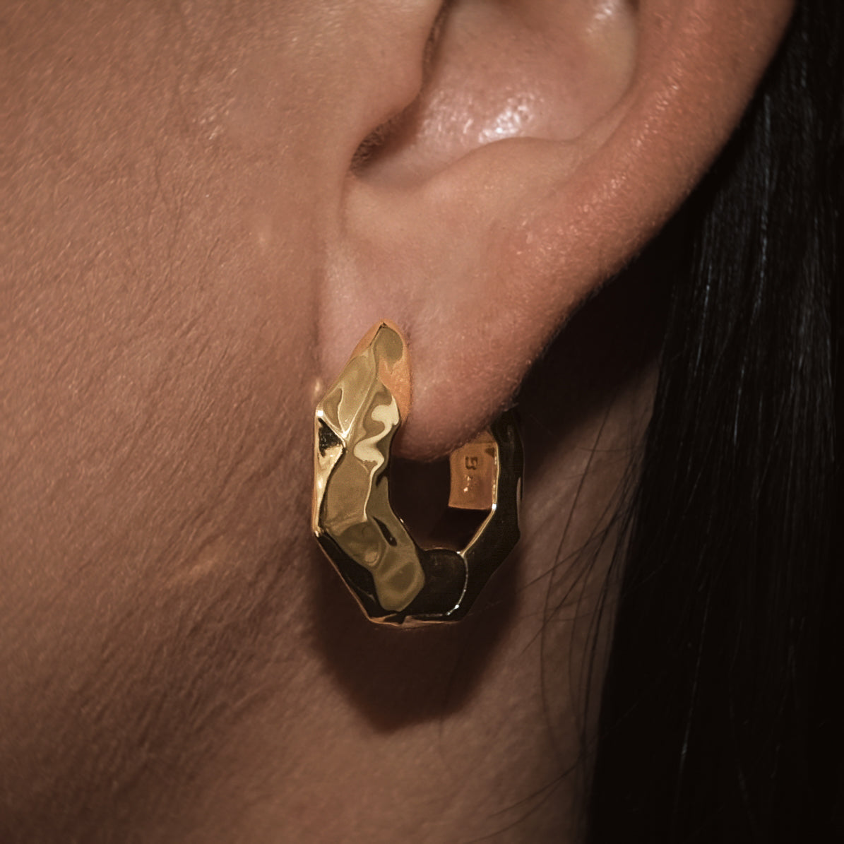 MOLTEN_BOY_EARRING_GOLD_EAR